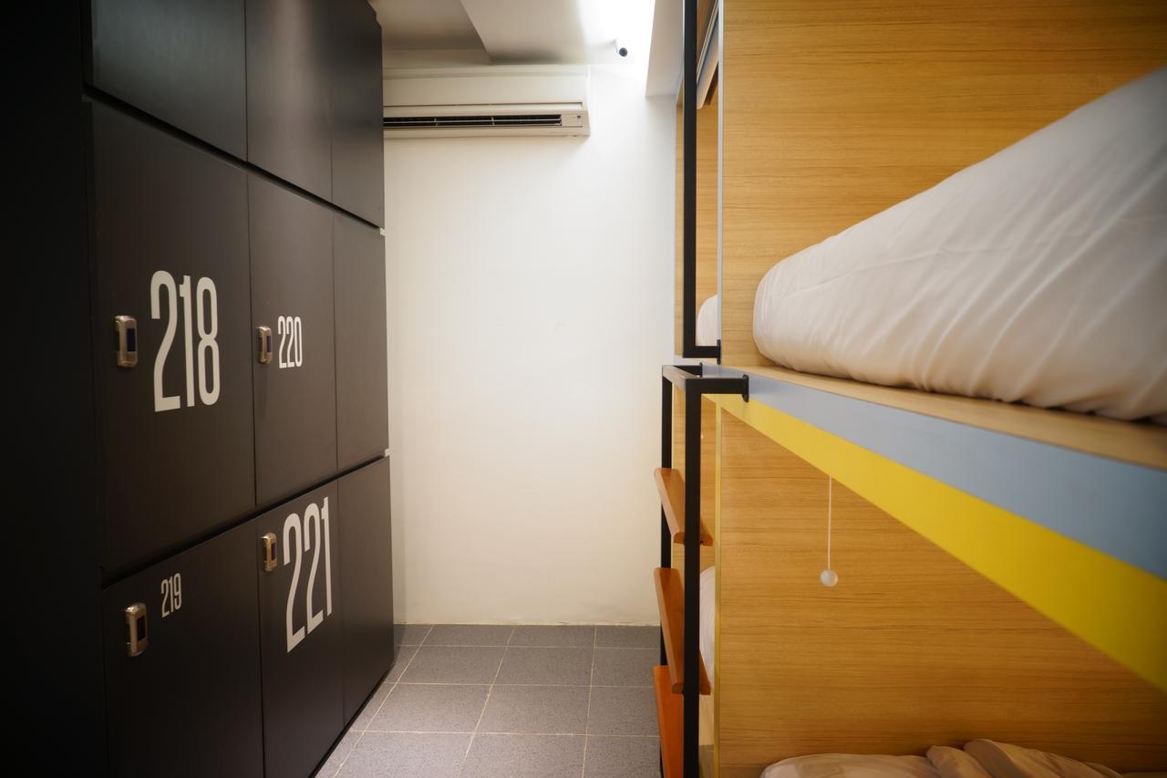 Borough Capsule Hostel Bali Легиан Экстерьер фото