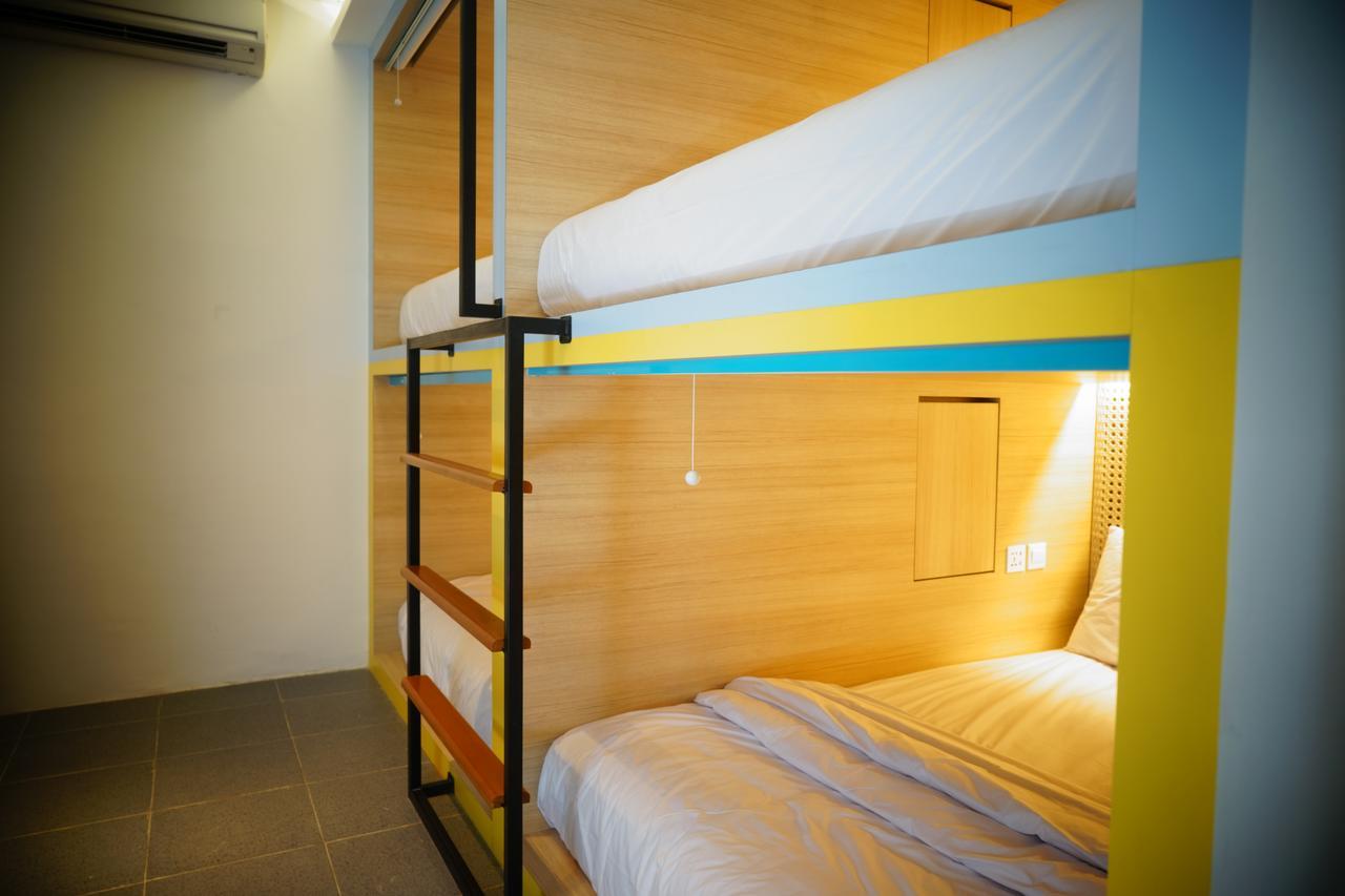 Borough Capsule Hostel Bali Легиан Экстерьер фото